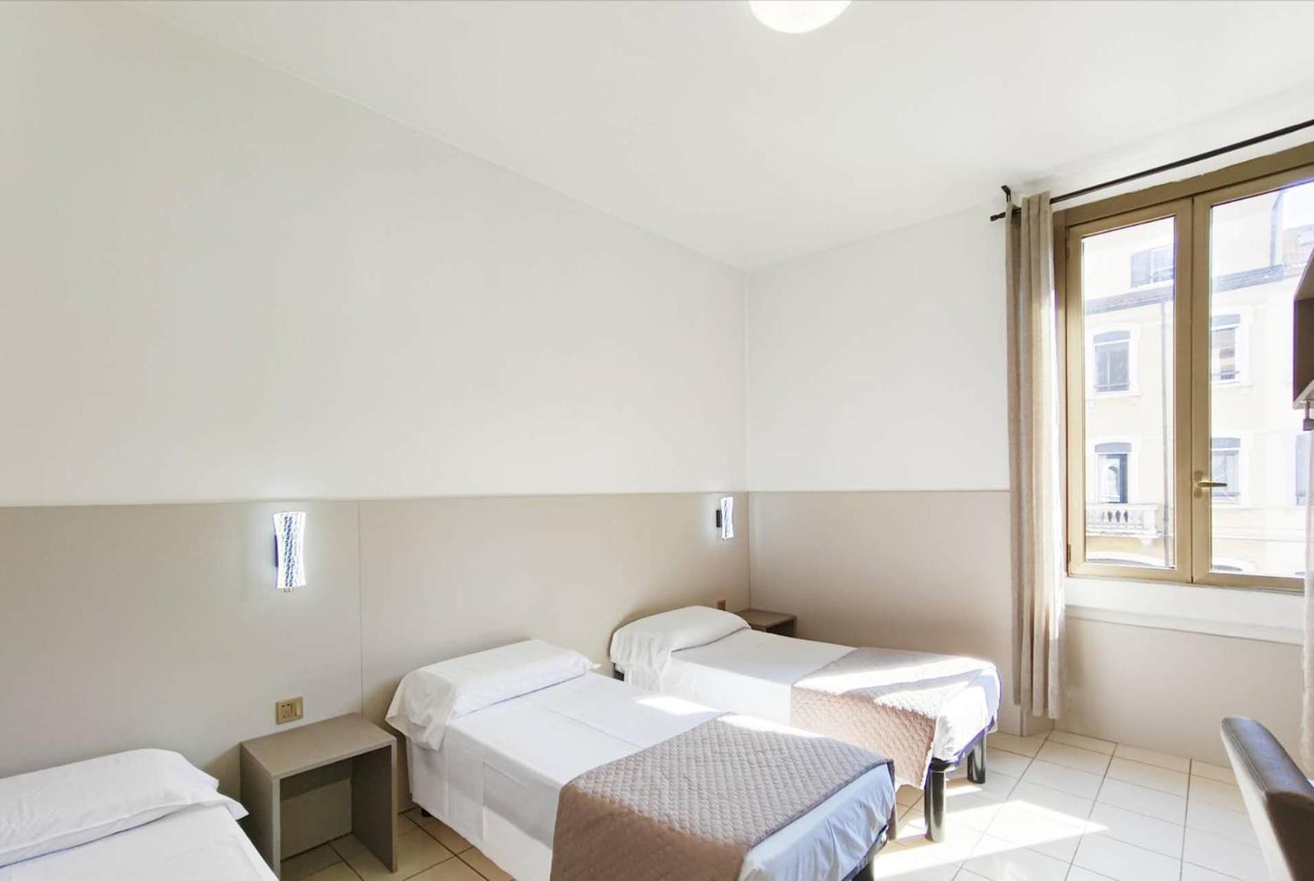 Hotel Mondial Милан Экстерьер фото