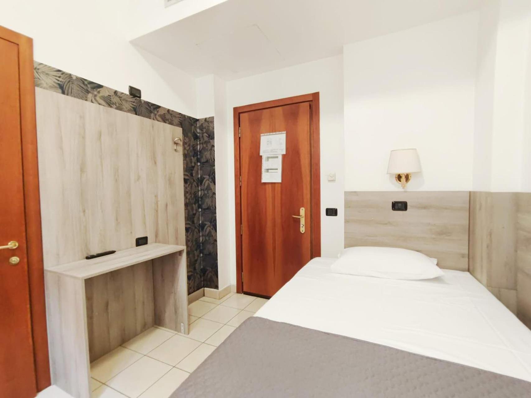 Hotel Mondial Милан Экстерьер фото